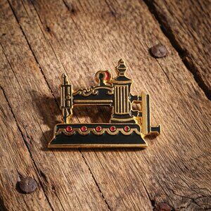 Antique Crank Black Sewing Machine Vintage 1980's Lapel Pin